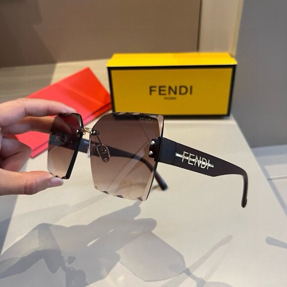 FENDI FF Logo Oversize Sunglasses - Picture 4 of 9